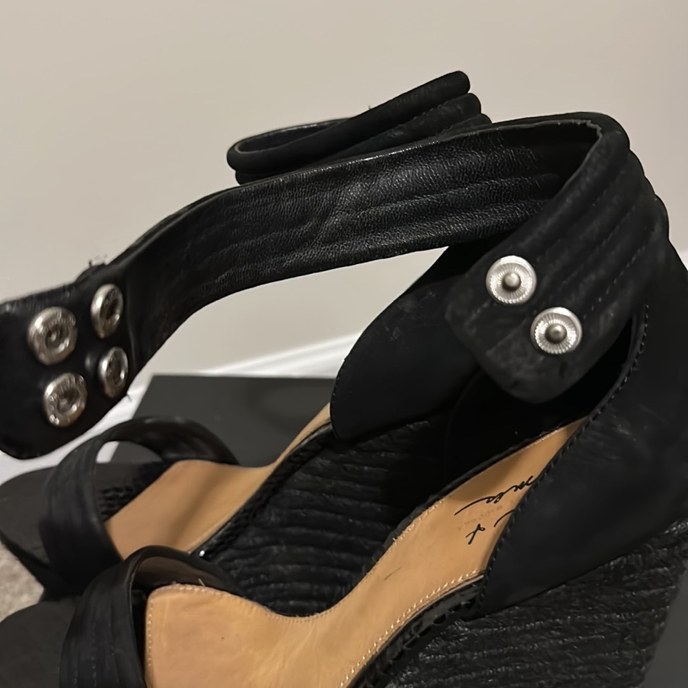 Sandles - Picture 5 of 6